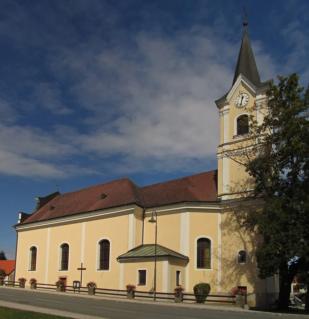 Die Pfarrkirche von Scheideldorf ist dem heiligen Florian geweiht. Die 1784/85 nach der Pfarrgründung erbaute, josephinische Saalkirche befindet sich im Westen des Ortes. Das mächtige Langhaus hat eine schlichte Fassade mit geschwungenem Giebel.