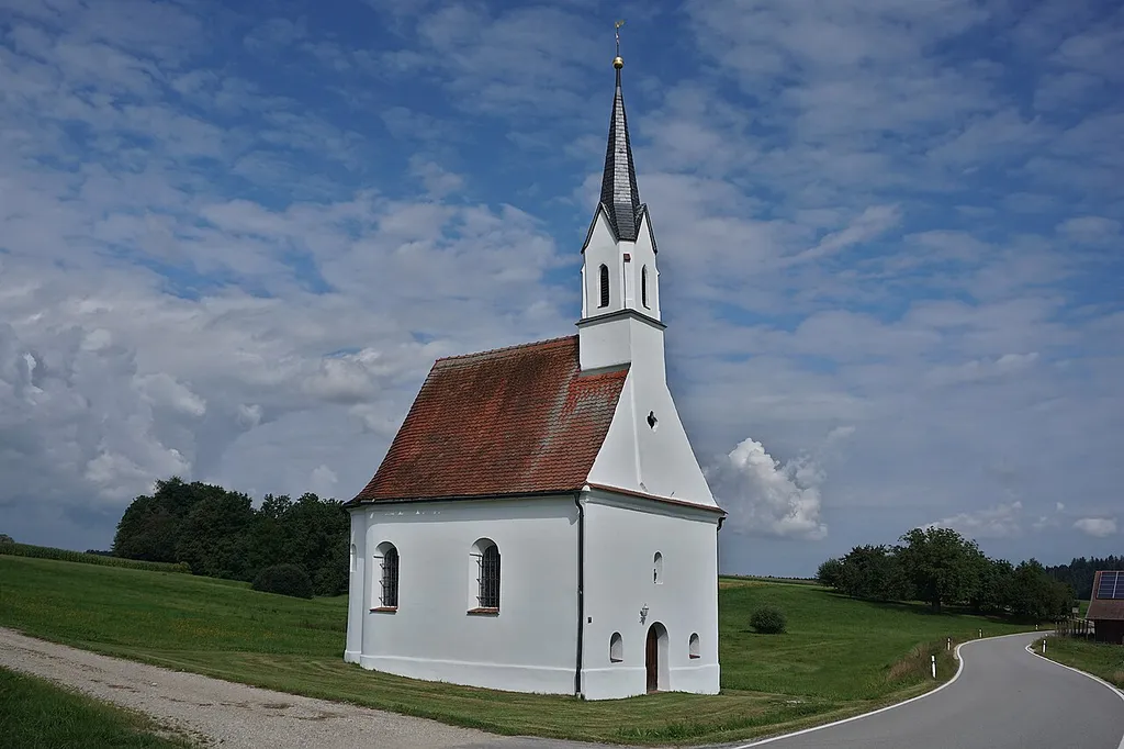 Katholische Filialkirche St. Pankratius; barocke Saalkirche mit halbrunder Altarapsis, erste Hälfte 18. Jahrhundert; mit Ausstattung.