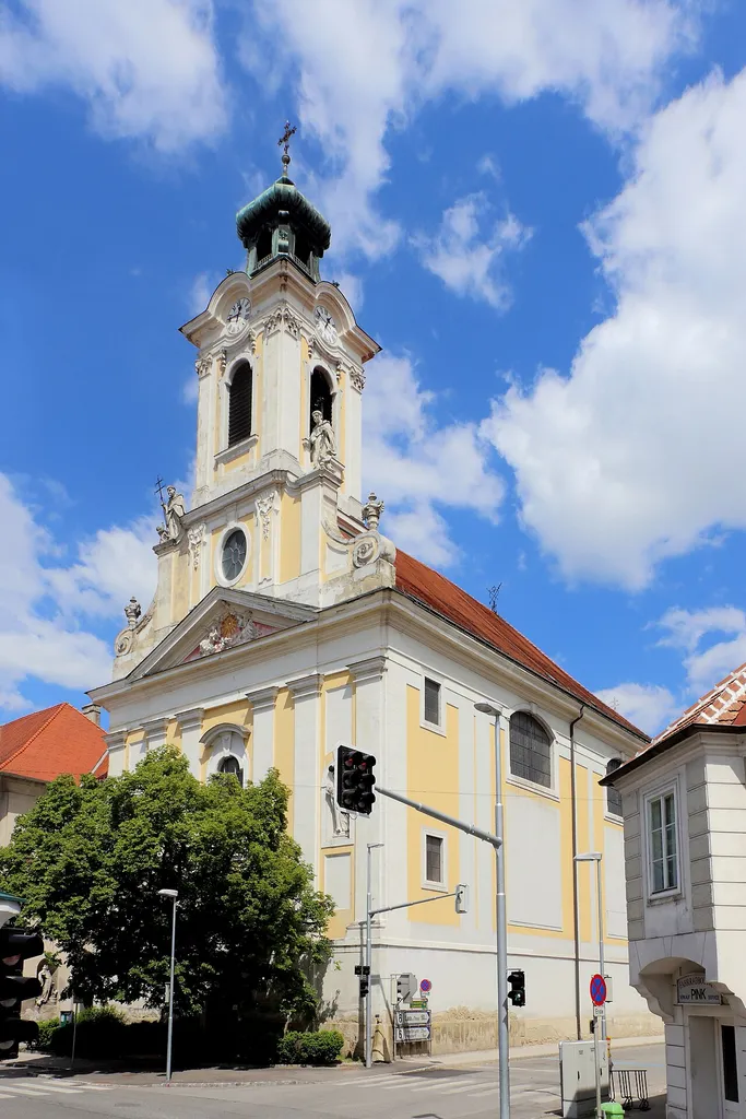 Südostansicht der Augustinerkirche in der niederösterreichischen Bezirkshauptstadt Korneuburg. Die ehemalige Klosterkirche wurde an Stelle einer Vorgängerkirche nach den Plänen des Wiener Baumeisters Johann Enzenhofer (1687-1755) in den Jahren von 1745 bis 1758 errichtet.