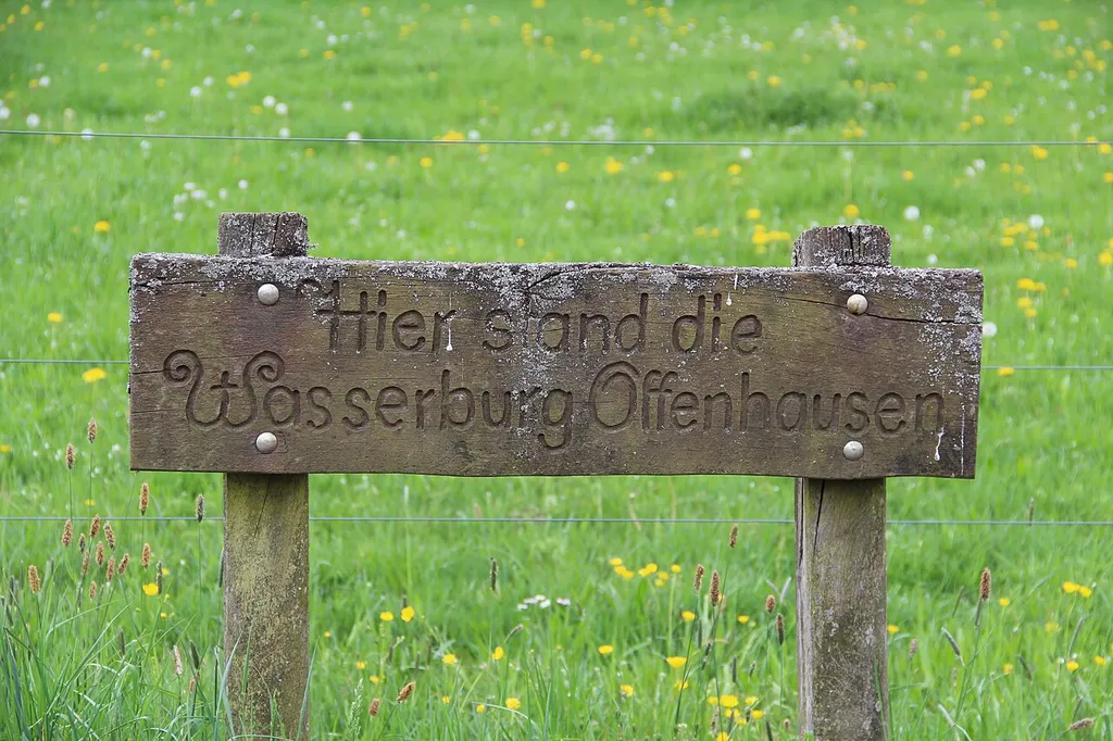 Hinweistafel am ehm. Standort der Wasserburg Offenhausen