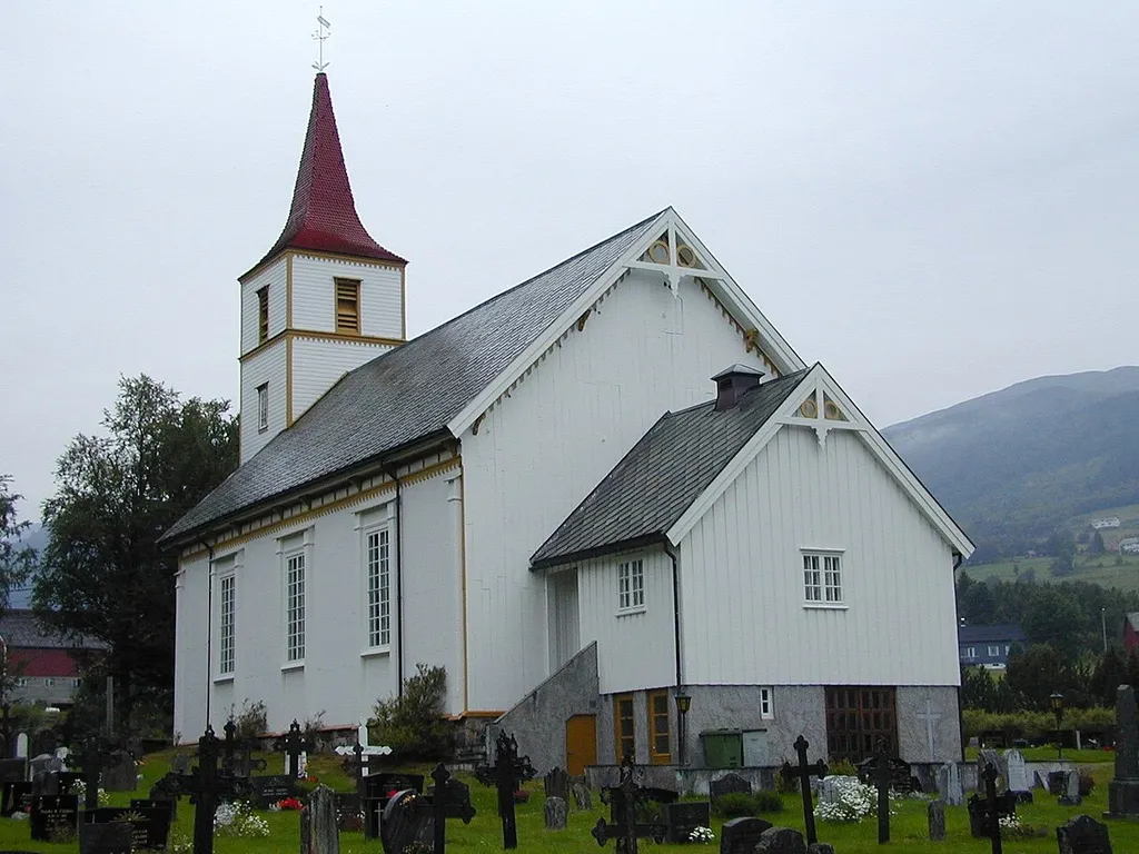Fiksdal kirke i Vestnes. Foto: Max Ingar Mørk. Fra Riksantikvarens Kulturminnesøk.