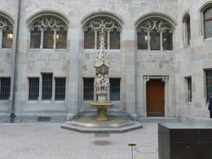 im Durchgang Stadthaus u. Kirche