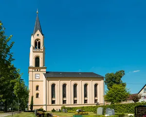 Kirche (mit Ausstattung), Kirchhof mit Einfriedung, Kriegerdenkmal für die Gefallenen des 1. Weltkriegs sowie Sandsteingrabmal Schulgasse 2