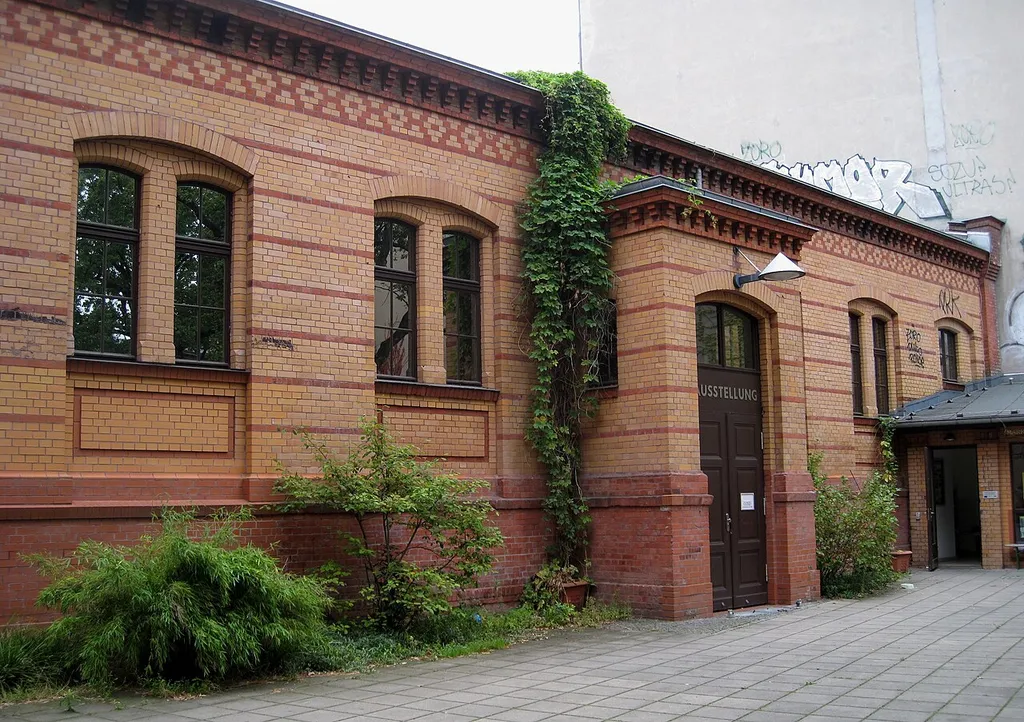 Museum Pankow (ehemals de:Prenzlauer Berg Museum in Berlin-Prenzlauer Berg. Veranstaltungs- und Ausstellungshalle Prenzlauer Allee 227/228 des Museums Pankow (umgebaute ehemalige Schulturnhalle).