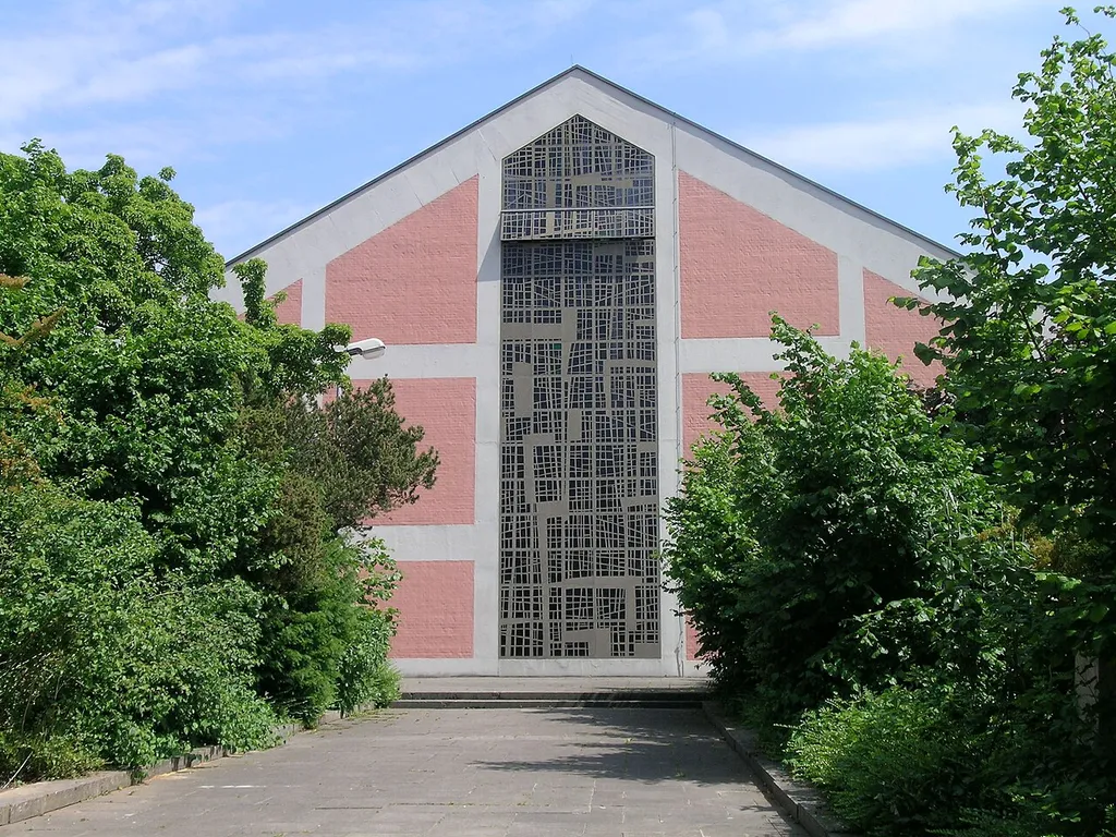 Katholische Pfarrkirche Corpus Domini mit Pfarrzentrum, Saalbau über querrechteckigem Grundriss mit tief herabgezogenem Satteldach, Stahlbeton, 1962–1963; Hans Schädel und Friedrich Ebert; mit Ausstattung, Kirchgasse 8, Mömlingen This is a photograph of an architectural monument.It is on the list of cultural monuments of Bayern, no. D-6-76-140-8.