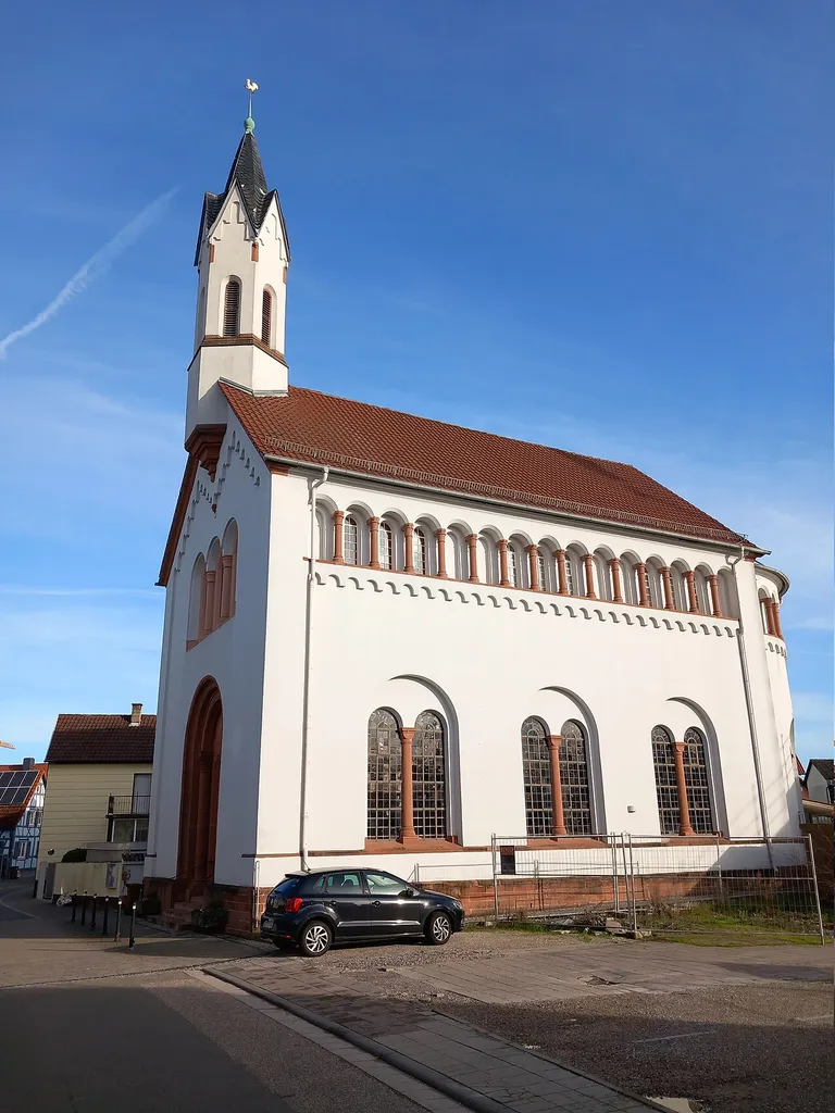 Maximiliansau, evangelische Kirche: neuromanischer Saalbau, 1840–44, Architekt August von Voit, Speyer (Kulturdenkmal)