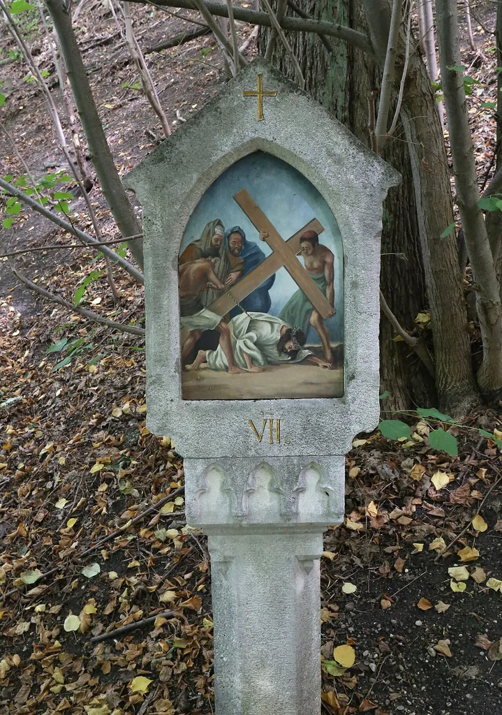 Karmeliterweg, Mainburg; Kreuzweg, 14 Stationen, ädikulaartige Bildstöcke mit spitzbogigen Bildfeldern, auf Pfeilern mit Blendmaßwerken, neugotisch, 1854