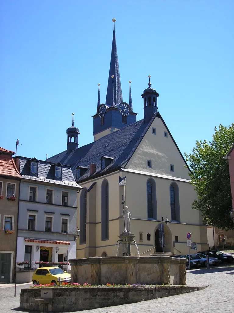 Markt und Stadtkirche in Pößneck (Thüringen).