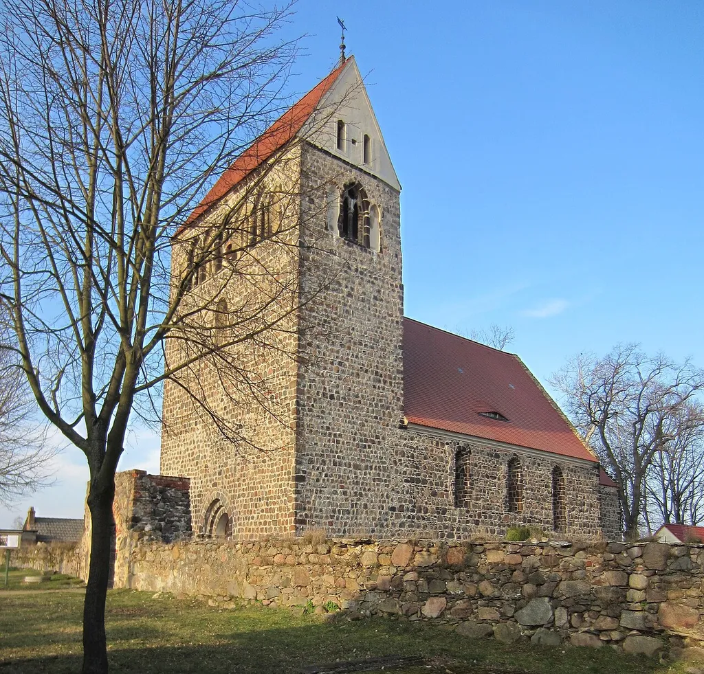 Riedebeck, Gemeinde Heideblick, denkmalgeschützte Dorfkirche, Ansicht von Süden