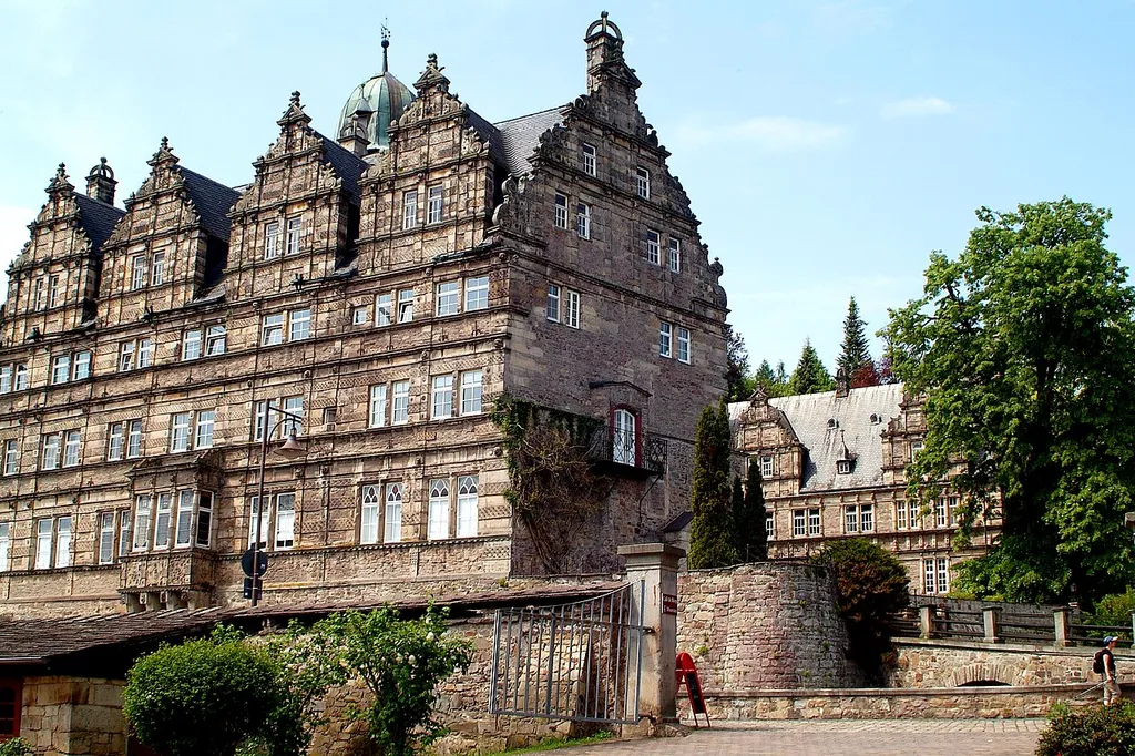 Auswahl von Ansichten aus Emmerthal-Hämelschenburg, die Ortschaft rund um Schloss Hämelschenburg mit ihren jahrhundertealten Geschichten bis in die Gegenwart.