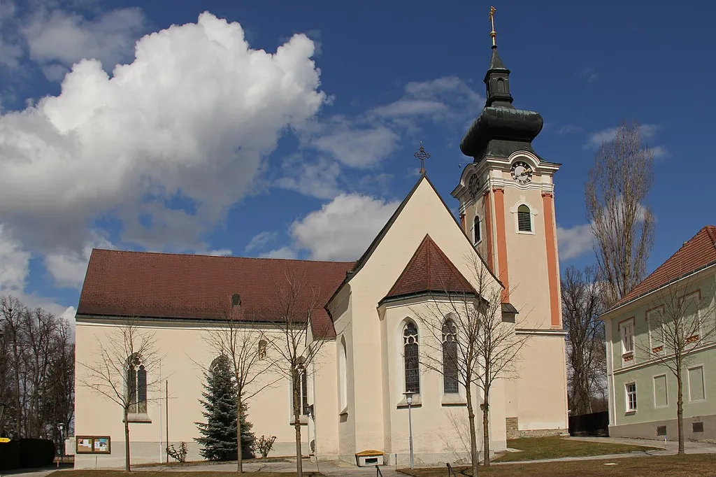 Die dem heiligen Ulrich geweihte Pfarrkirche von Allentsteig liegt gegenüber der Burg und ist von dieser durch den Burggraben getrennt.