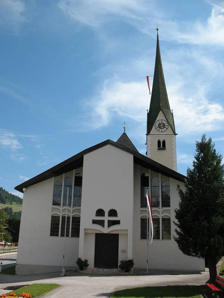 Kath. Pfarrkirche hl. Sixtus mit Kriegerdenkmal