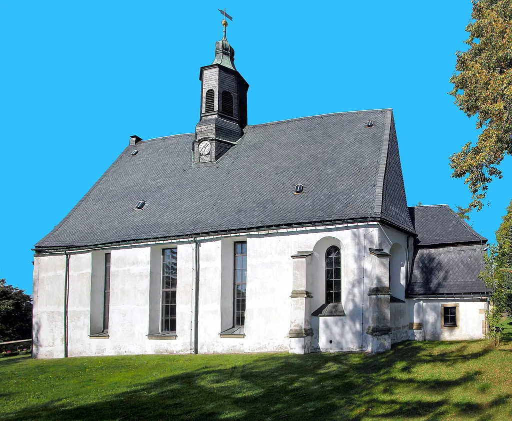 06.10.2011 01778 Liebenau (Altenberg), Hauptstraße 14: Die romanische Dorfkirche "Zu den 12 Aposteln" (GMP: 50.793799,13.840067) ist der vermutlich älteste Sakralbau der Region. Sicht von Süden. [DSCNn2875-2878.TIF]20111006315MDR.JPG(c)Blobelt