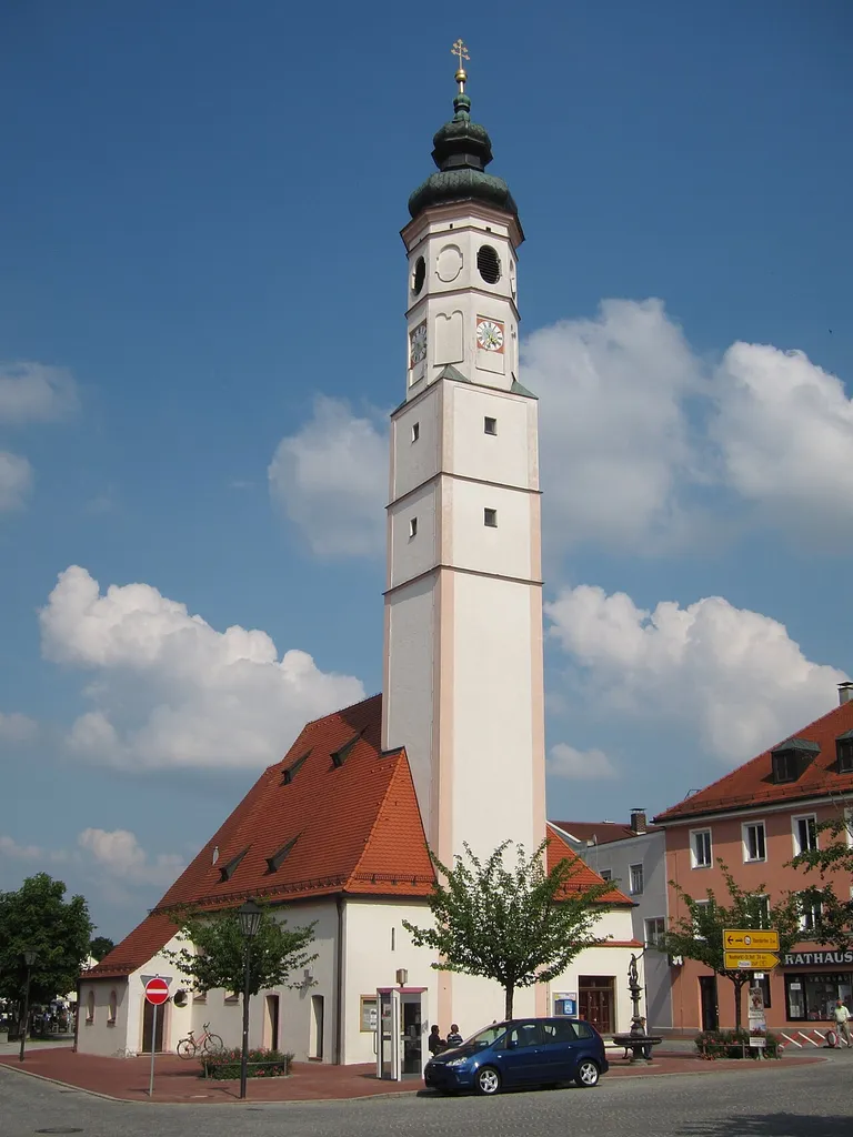 Unterer Marktplatz 43; katholische Marktkirche St. Vitus, spätgotischer Saalbau mit eingezogenem Polygonalchor, angefügter Sakristei und Westturm mit Spindelhelm, um 1390, barocker Ausbau 17. und 18. Jahrhundert.
