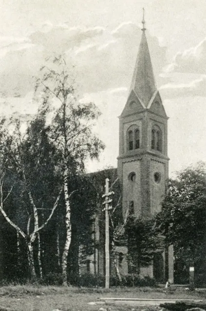 Evangelische Kirche in Grünheide, 1880 bis 1882 als kreuzförmiges, nach gotischen und romanischen Vorbildern errichtetes Backsteinbauwerk. Nach 1945 teilzerstört, als landwirtschaftliches Lagergebäude genutzt, nach 1996 abgerissen.