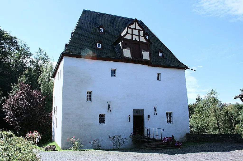 Burg Overbach in Much, Frontseite