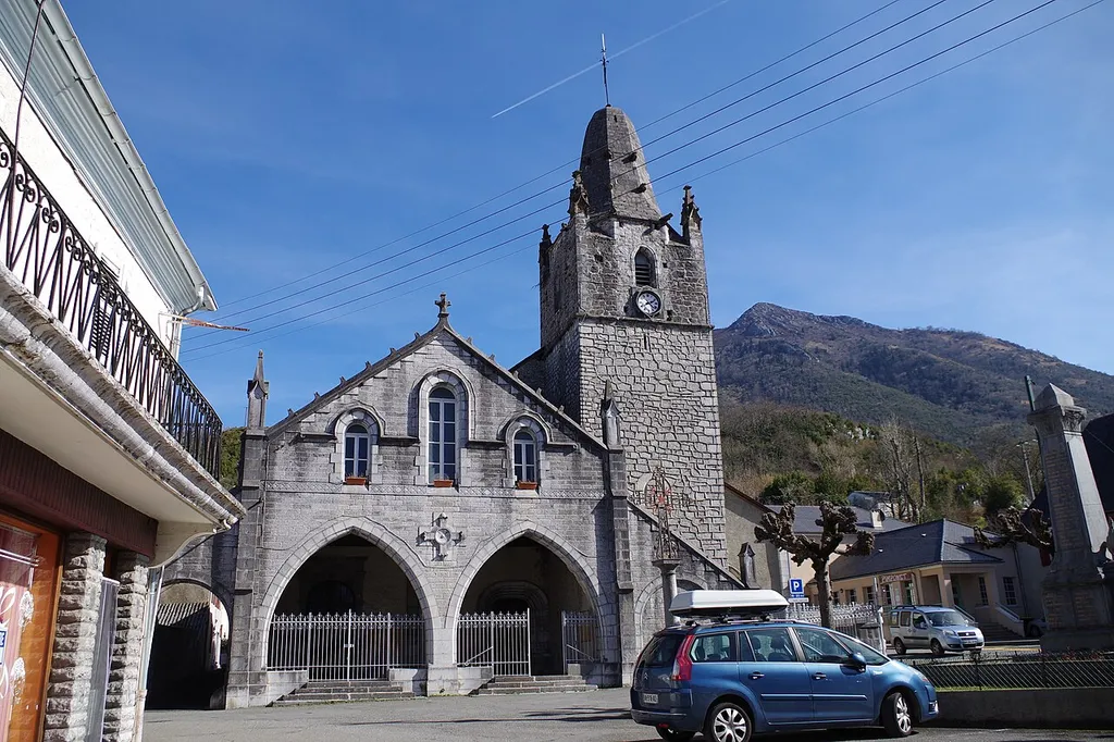 Façade occidentale de l'église Saint-Matin de Louvie-Juzon