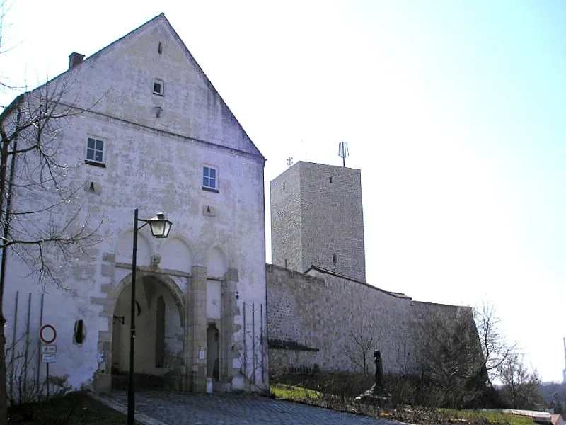 Burg Vohburg (Oberbayern). Der Torbau und der rekonstruierte "Bergfried".