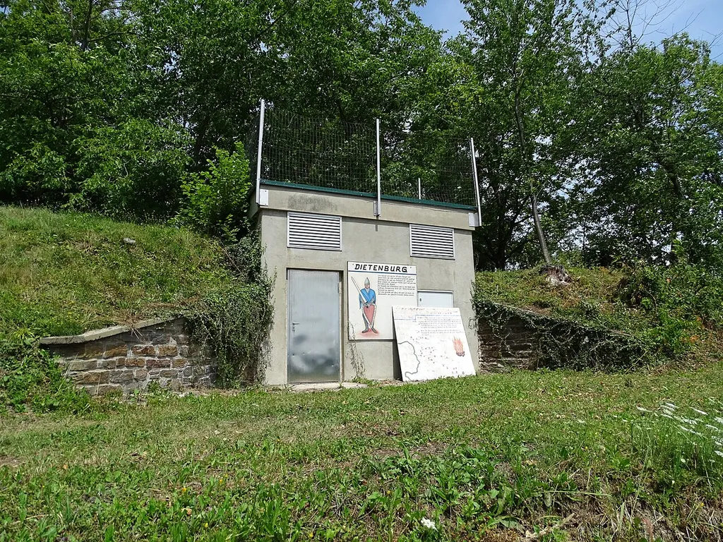 Infotafel am Hochbehälter Dietenberg, welcher sich am vermutlichen Standort der ehemaligen Dietenburg befindet