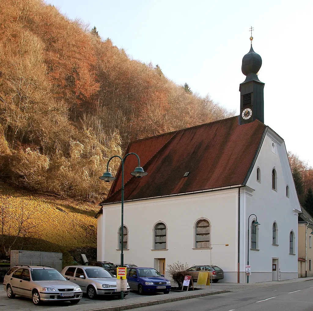 Katholische Pfarrkirche hl. Antonius von Padua in der niederösterreichischen Gemeinde St. Anton an der Jeßnitz. Die frühbarocke Hallenkirche wurde urkundlich 1683 erwähnt und 1691 geweiht. 1760 stürzte nach einem Brand der Turm und das Langhausgewölbe ein. Die Wiedererrichtung des Turmes erfolgte nur mehr als Dachreiter.