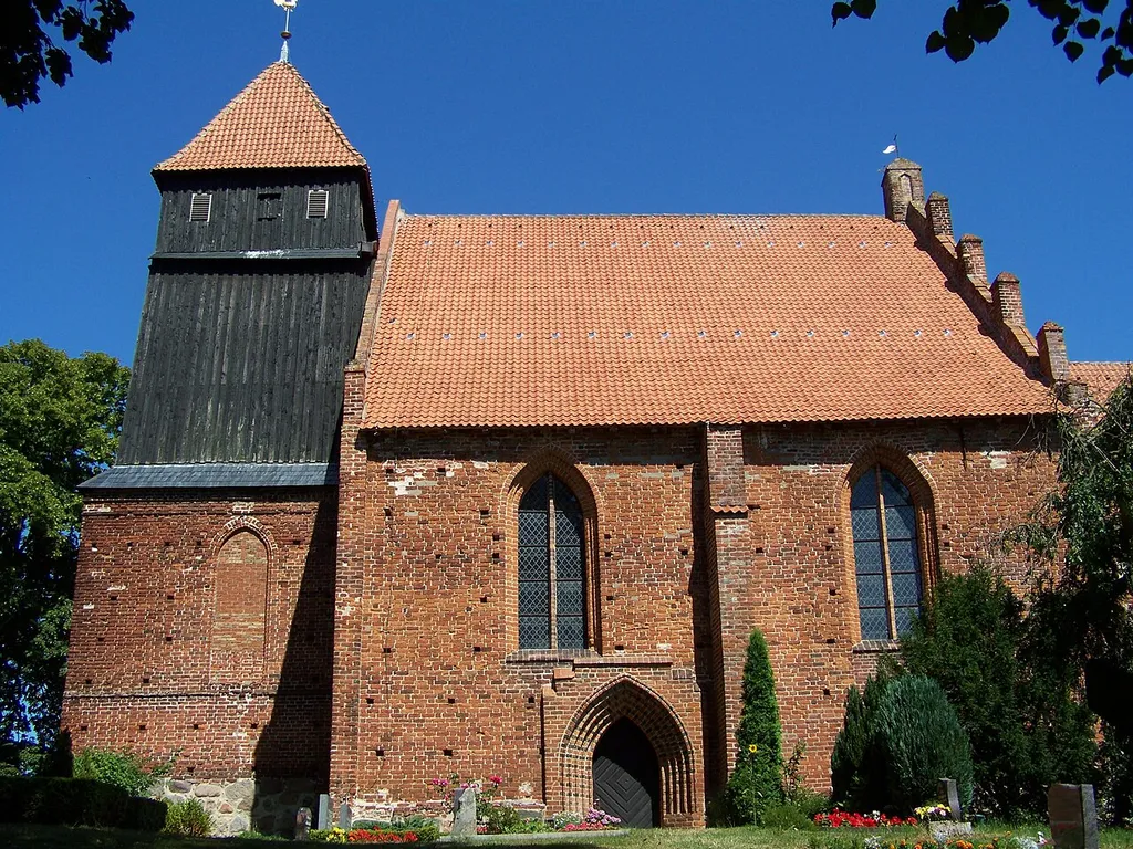 Gesamtansicht der Dorfkirche in Reinberg.
