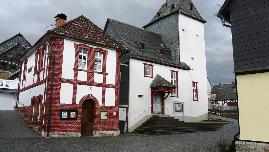 Backhaus (links) und Ev. Kirche (rechts) in der Obergasse, Ehringshausen-Niederlemp (Lahn-Dill-Kreis)