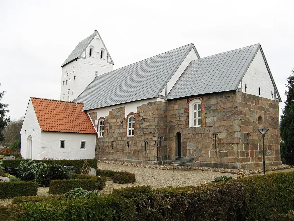 Fåborg kirke, Fåborg sogn, Varde kommune (former: Skads Herred, Ribe Amt). Kirken set fra sydøst