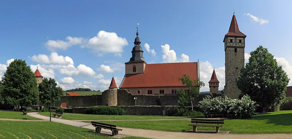 Die Kirchenburg Ostheim gilt mit einer Grundfläche von 75 mal 75 Metern als die größte und besterhaltene Kirchenburg in Deutschland. Die Kirchenburg liegt in der unterfränkischen Stadt Ostheim vor der Rhön im Landkreis Rhön-Grabfeld und ist ab 1400 entstanden. Die im 17. Jahrhundert erbauten Kirche wird von einer doppelten Ringmauer mit fünf Wehrtürme, die mit sechs Bastionen auf halber Mauerlänge verstärkt ist, umgeben.