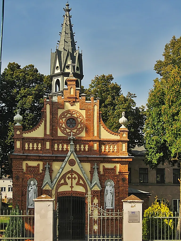 Częstochowa - Kościół Pana Jezusa Konającego, fasada (jest to dawny kościół parafialny, w tym momencie - kościół filialny. Kościołem parafialnym stał się wybudowany później kościół Podwyższenia Krzyża)