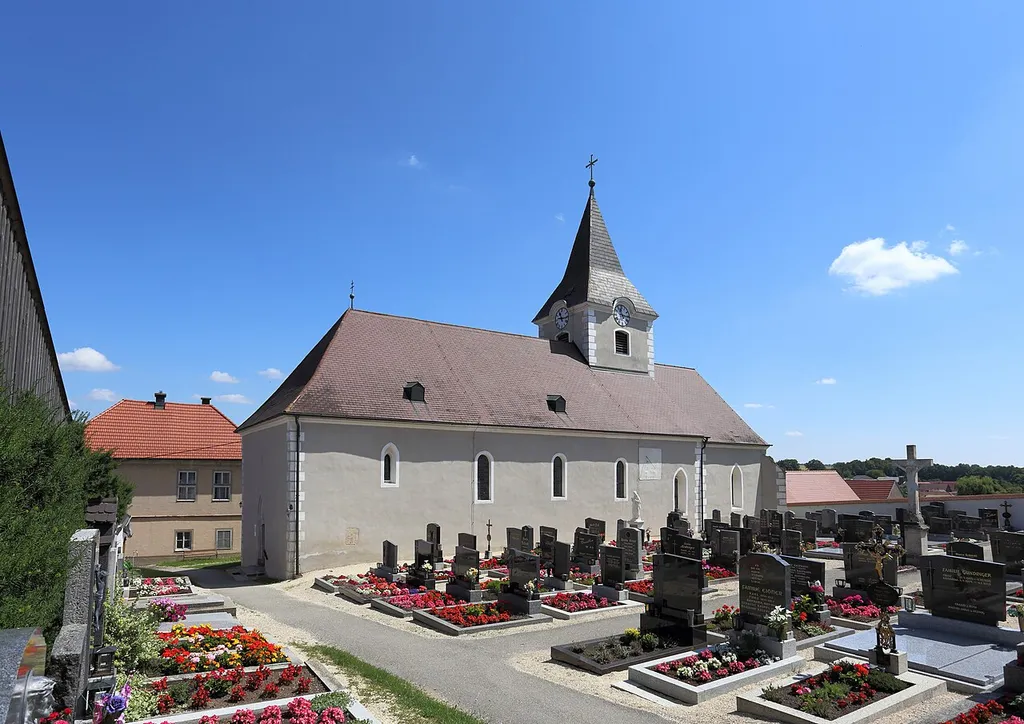 Katholische Pfarrkirche Kreuzerhöhung in Theras, ein Ortsteil der niederösterreichischen Marktgemeinde Sigmundsherberg. Eine Kirche mit einem frühgotischen/gotischen Langhaus und einem Ende des 14. Jahrhunderts angebauten Chor. In der 2. Hälfte des 17. Jahrhunderts erfolgten Umbauten wie beispielsweise die barocken Rundbogenfenster beim Langhaus. Ein weiterer Umbau erfolgte 1832. Der ehemalige freistehende romanische Turm ist durch den Chor sowie den südlichen und nördlichen Anbau unter einem einheitlichen Dach im unteren Teil ummantelt und wirkt daher wie ein Dachreiter. Der Pyramidenhelm des Turmes wurde 1833 aufgesetzt.