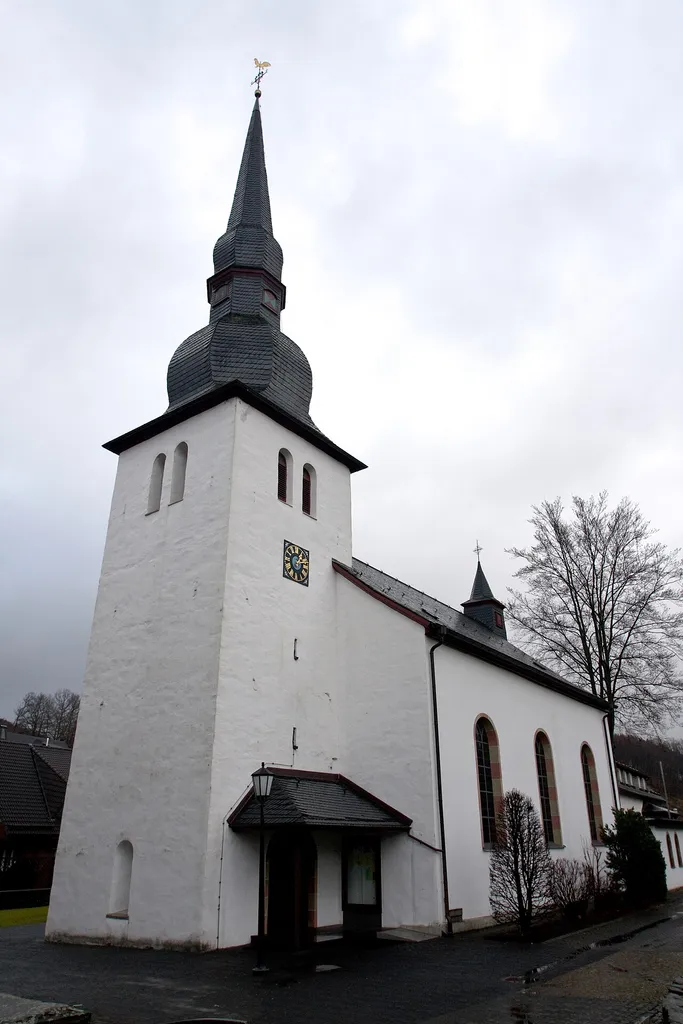 Church of St. Georg at Neuenkleusheim (Olpe) from the outside.