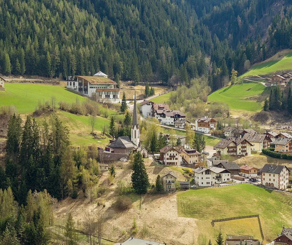 The village Runcadic in the Gherdëina valley.