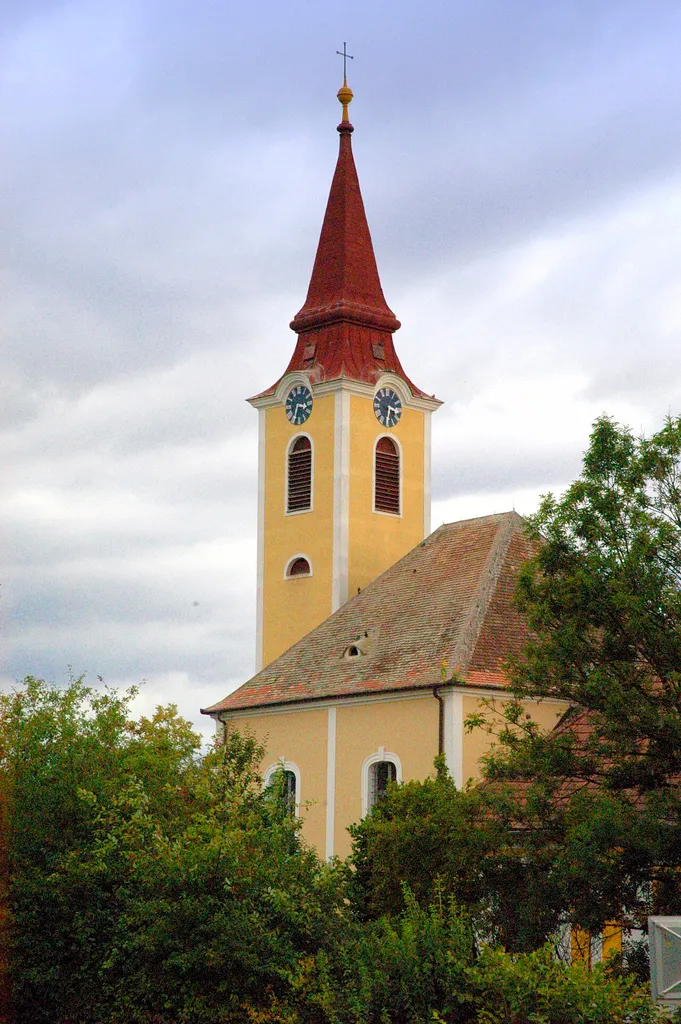 Pfarrkirche zum hl. Andreas in Rohrbach, Gemeinde Ziersdorf. Barockisierte romanische Saalkirche.