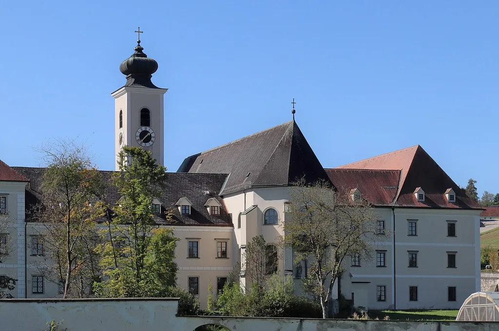 Südöstliche Ansicht der Stiftskirche Steyr-Gleink. Blick von der Friedhofstraße.