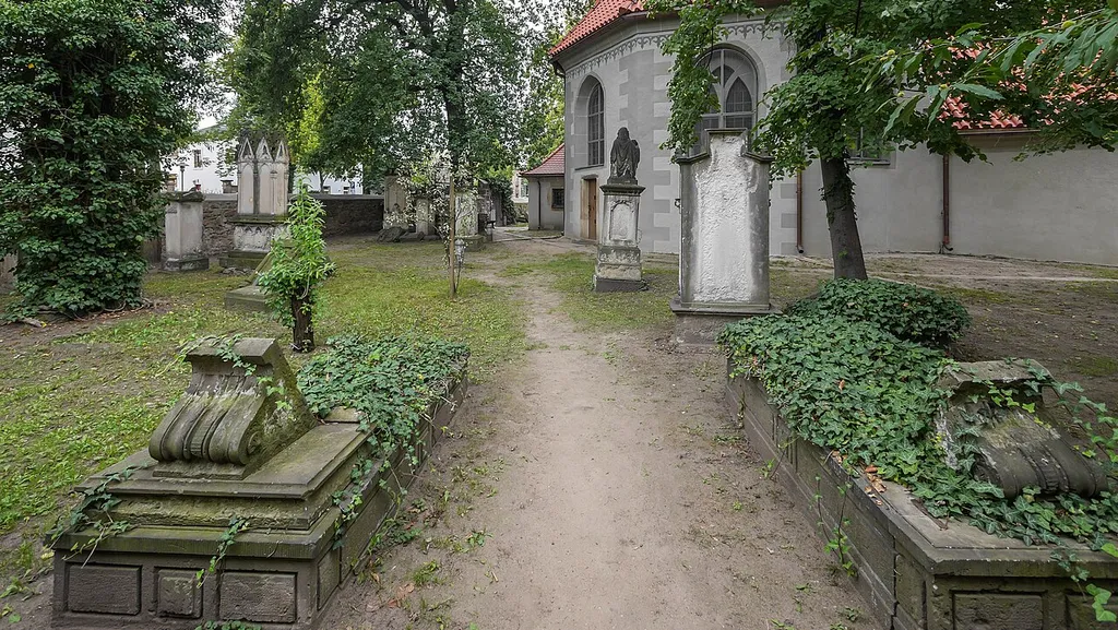 Coswig Ravensburger Platz Einzeldenkmale der Sachgesamtheit Alte Kirche Coswig: Kirche (einschließlich Ausstattung), dazu Kriegerdenkmal am Kirchhof, einige Grabsteine und Einfriedung V