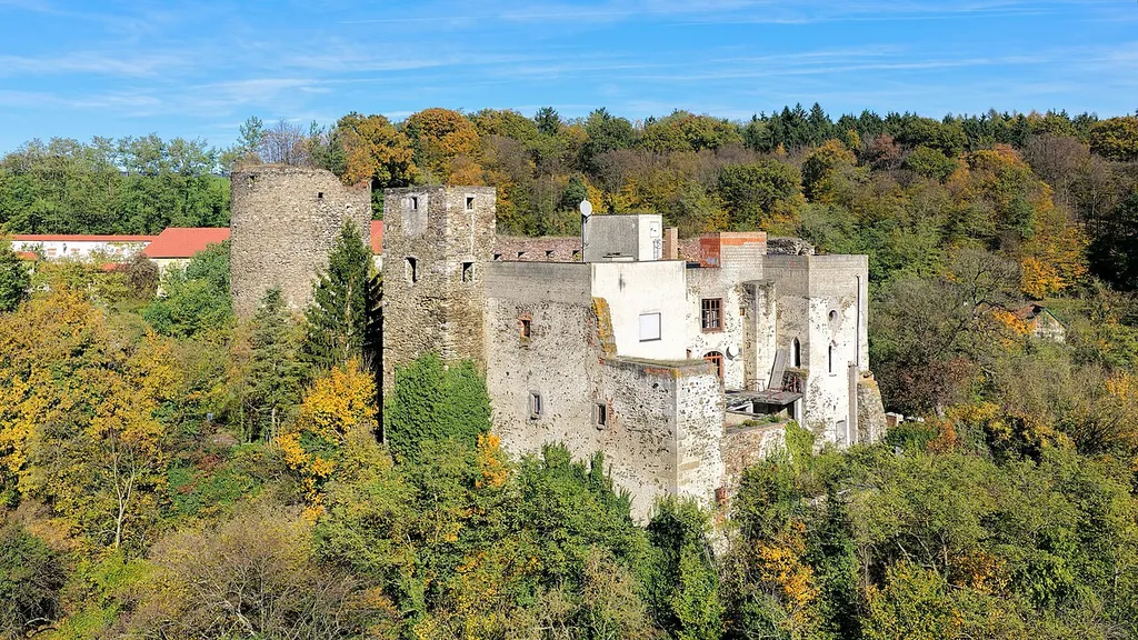 Southwest view of the Osterburg castle ruins in Haunoldstein.