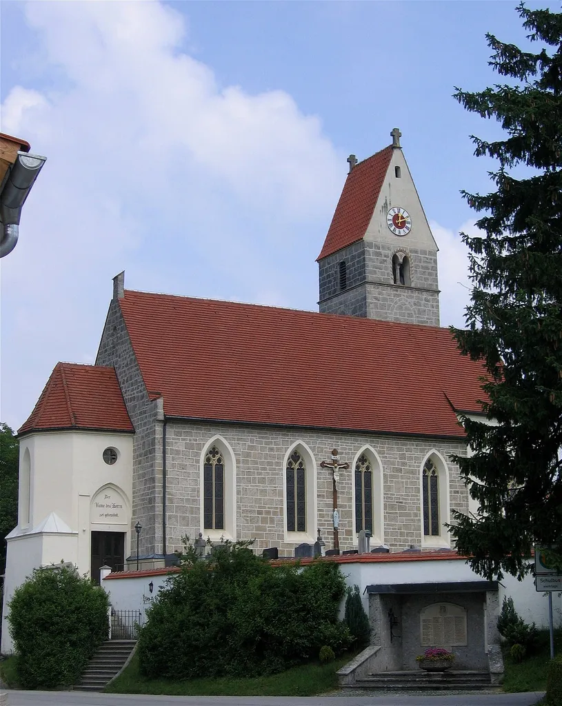 Kath. Filialkirche St. Egidius, spätgotisch, um 1500, 1877/81 nach Westen erweitert; mit Ausstattung. Im Vordergrund, rechts, das Denkmal für die Gefallenen der Weltkriege 1914-1918 und 1939-1945.