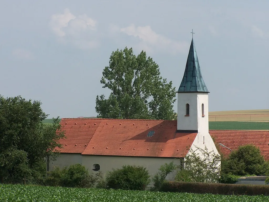 Gundhöring 8. Kath. Filialkirche St. Andreas, Chor im Kern romanisch, Langhaus und Turm spätgotisch, barockisiert; mit Ausstattung.