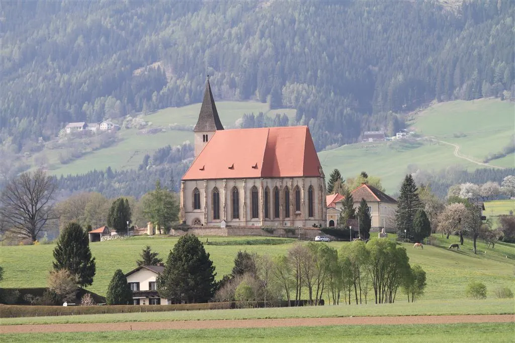 Kath. Pfarrkirche St. Maria im Paradeis, Friedhof