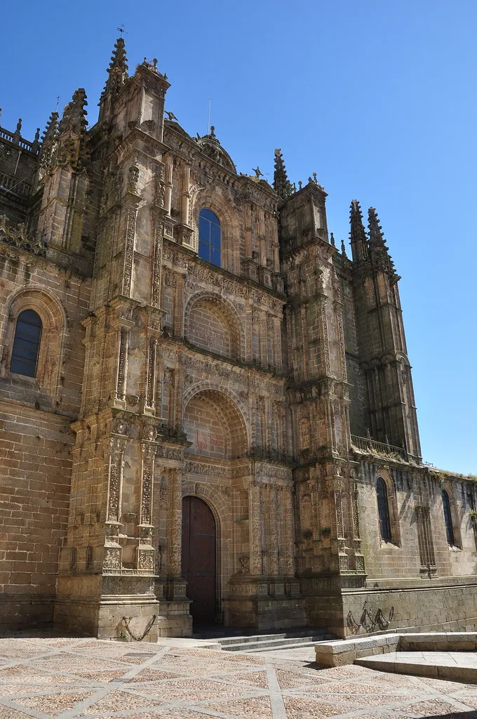 Fachada principal de la Catedral Nueva de Plasencia, obra de Juan de Alava y Gil de Hontañon.