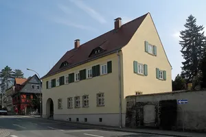 Einzeldenkmal der Sachgesamtheit Frauenkirche mit Kirchhof: Friedhofsverwaltung der Frauenkirchgemeinde (siehe auch Sachgesamtheitsdokument Obj. 09301920); Hammerschmiedtstraße 6