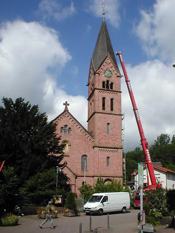 Evangelische Kirche in Bammental, erbaut 1904, hier im Juni 2007 bei Arbeiten zur Einbringung einer neuen Glocke