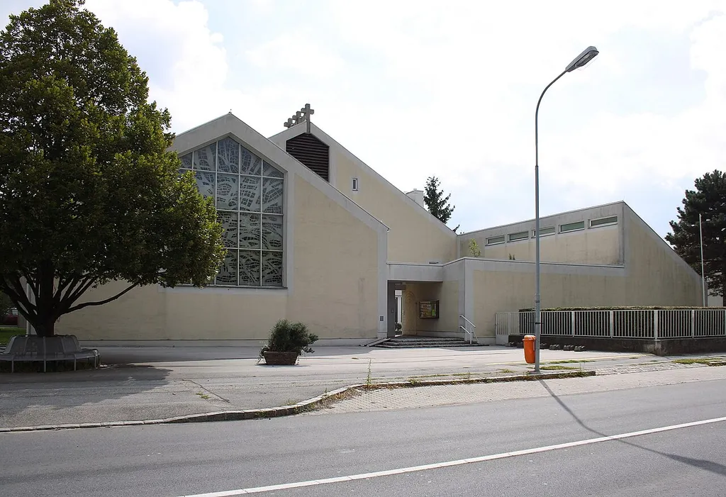 Die nach Plänen von Clemens Holzmeister errichtete röm.-kath. Pfarrkirche in Zwölfaxing, Niederösterreich.