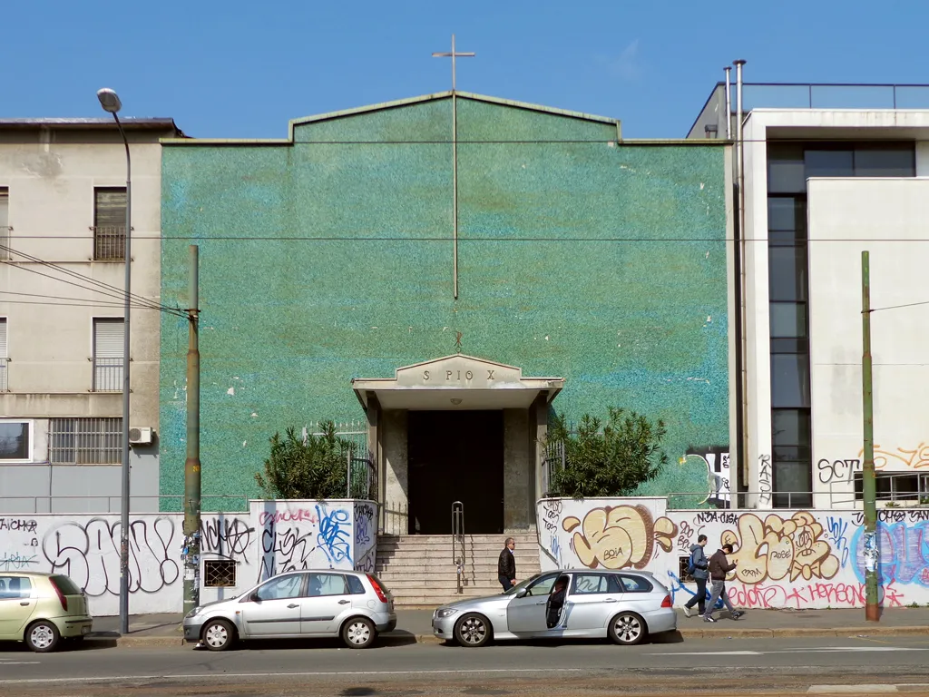 Milano, chiesa di San Pio X, costruita nel 1955 su progetto di Giuseppe Chinigher.
