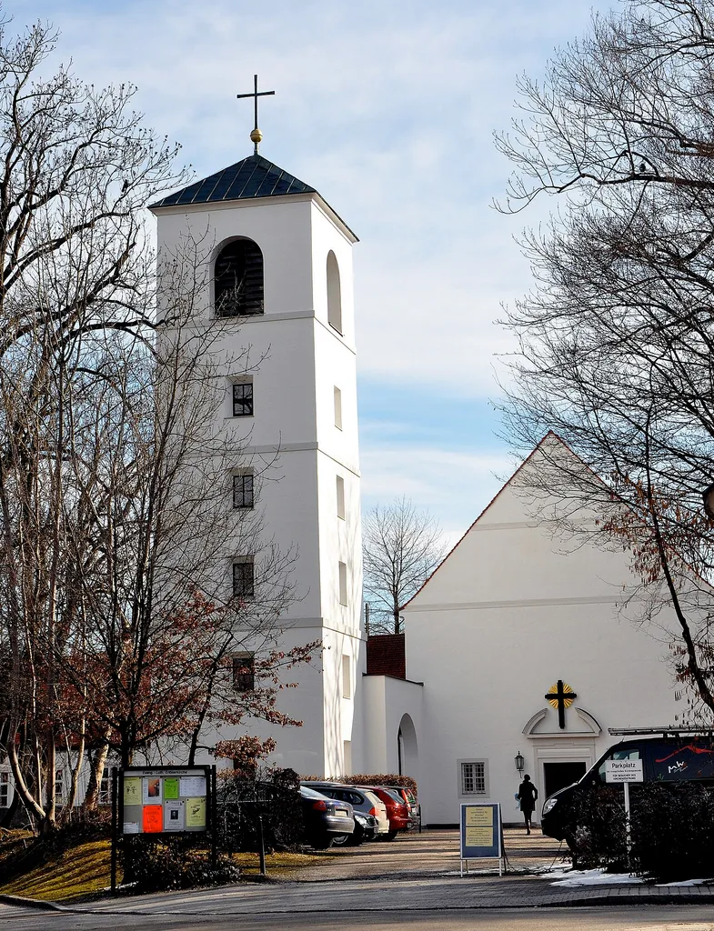 Herrsching, Madeleine-Ruoff-Straße 2. Die Evangelisch-Lutherische Erlöserkirche, ein tonnengewölbtes Langhaus und einem frei stehenden Campanile, wurde 1955 nach den Plänen von Roderich Fick erbaut.
