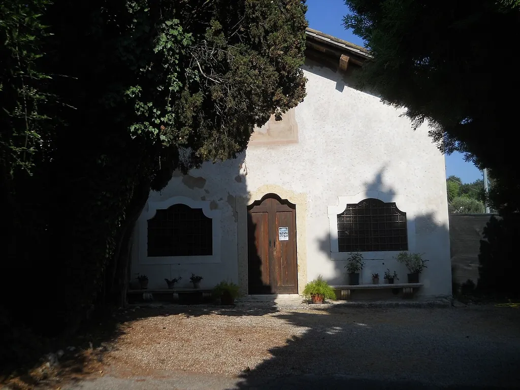 Facciata della chiesetta di San Pietro a Bardolino