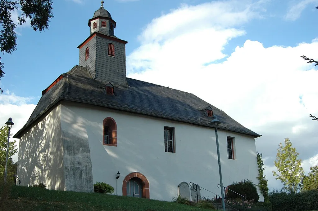 Die Pfarrkirche gilt als mögliche Rechtsnachfolgerin der 806 genannten Kirche am Engelsberg. Eine erste gesicherte Nennung erfolgte 1290 mit der Einsetzung von Pfarrer Ludwig von Voitsberg (Vetzberg) (WZUB II, 161).