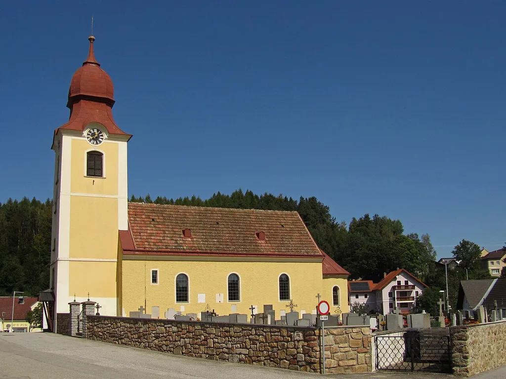 Romanische Landkirche aus dem 13. Jahrhundert; Ende des 18. Jahrhunderts barockisiert. Von Friedhof umgeben.