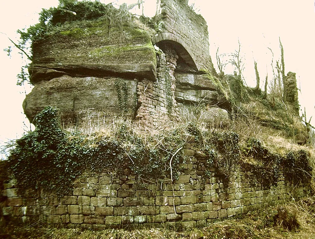 Extrémité du rocher supportant les ruines. Cliché pris en 1987