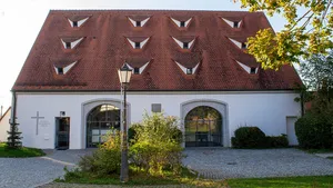 Ehemaliger Zehentstadel, jetzt evangelisch-lutherische Dietrich Bonhoeffer-Kirche